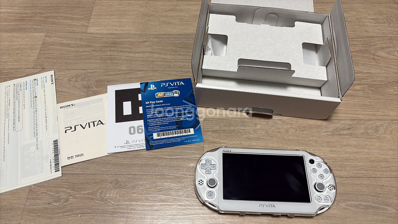 PS Vita 2세대 화이트 판매합니다.--2