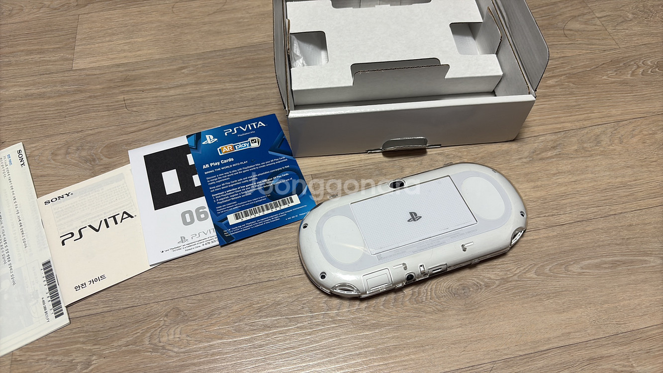 PS Vita 2세대 화이트 판매합니다.--3