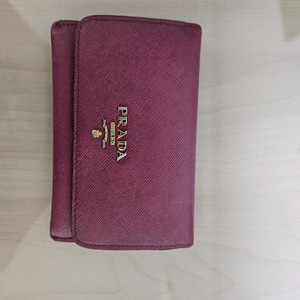프라다 버건디 카드지갑 팝니다.