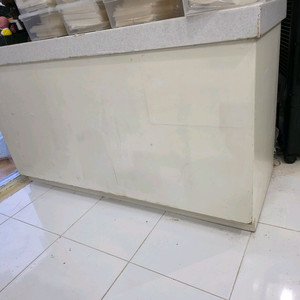 냉장고.안내데스크.진열장.의자.이젤