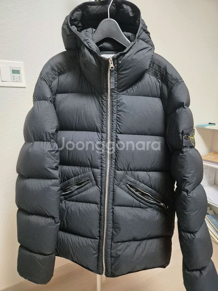스톤아일랜드 심리스 나일론 24FW 후드 패딩 팝니다.--0
