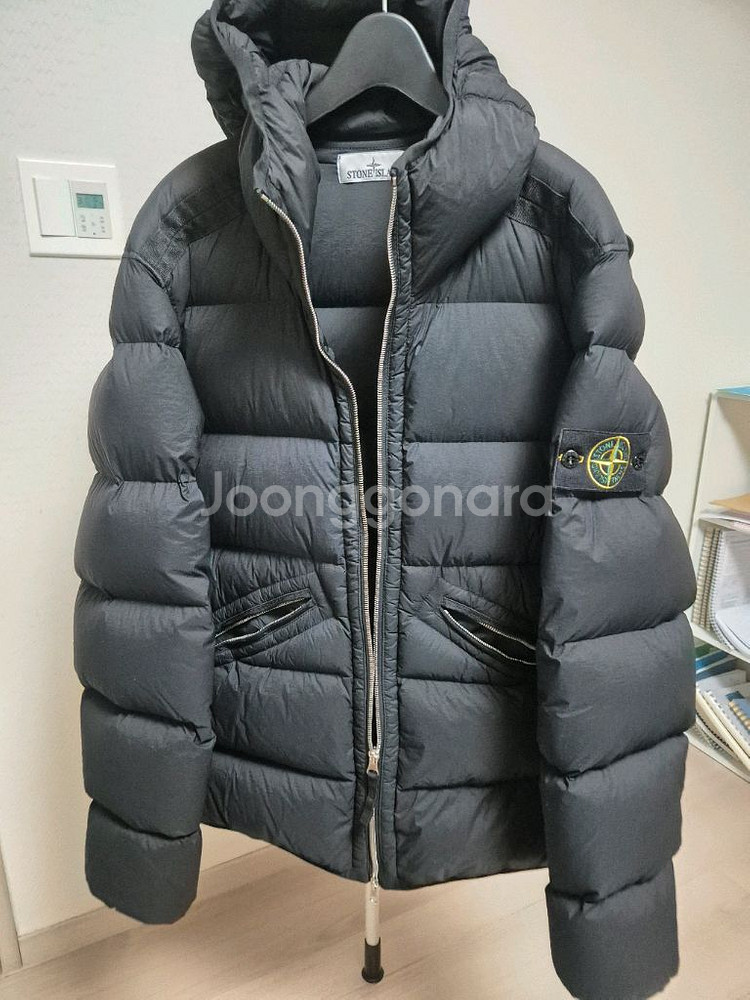 스톤아일랜드 심리스 나일론 24FW 후드 패딩 팝니다.--1