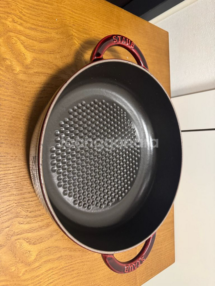 스타우브 24cm 팬은 미사용 새거 뚜껑 사용감있음--0