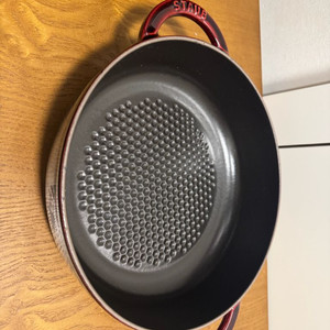 스타우브 24cm 팬은 미사용 새거 뚜껑 사용감있음