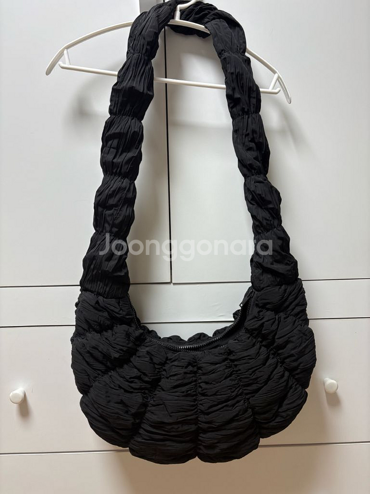 정품 COS 코스 크로와상백(리플크로스바디백)--0