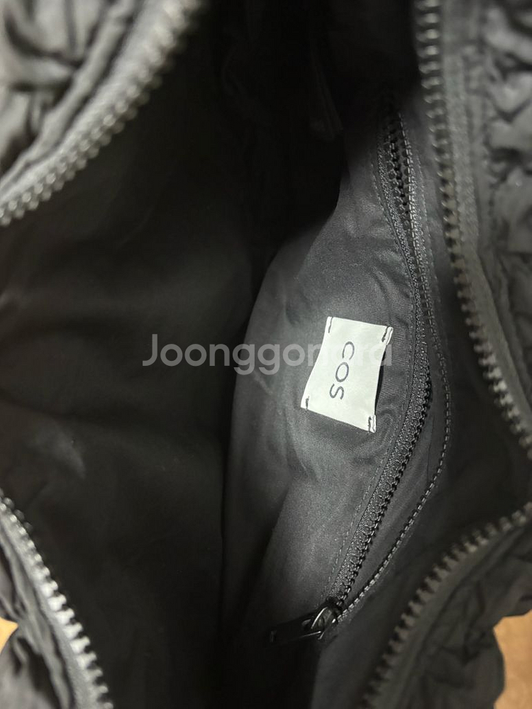 정품 COS 코스 크로와상백(리플크로스바디백)--1