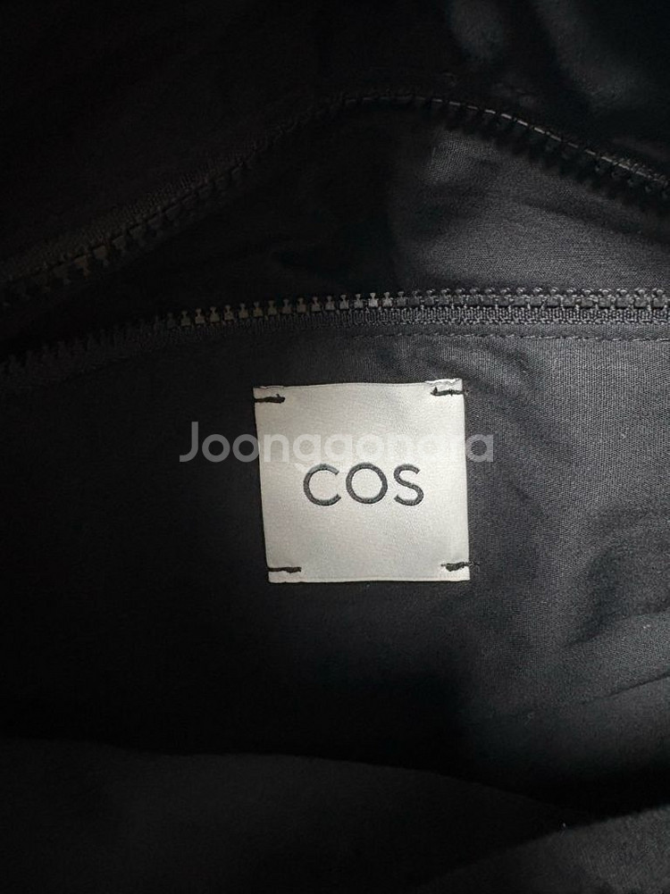 정품 COS 코스 크로와상백(리플크로스바디백)--2