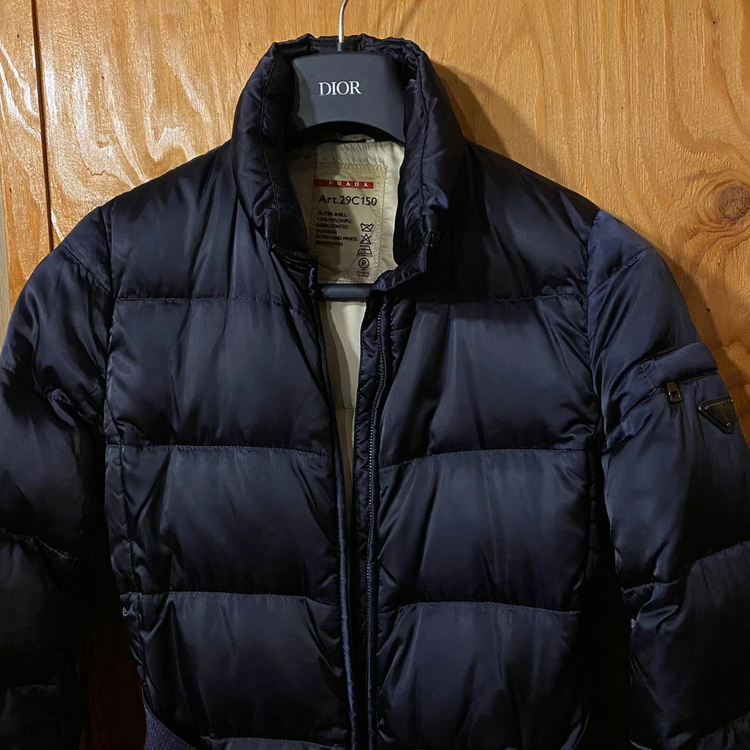 프라다 삼각로고 다운패딩 정품 판매합니다.--9