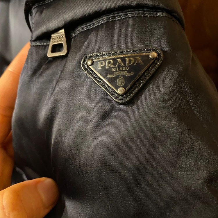 프라다 삼각로고 다운패딩 정품 판매합니다.--3