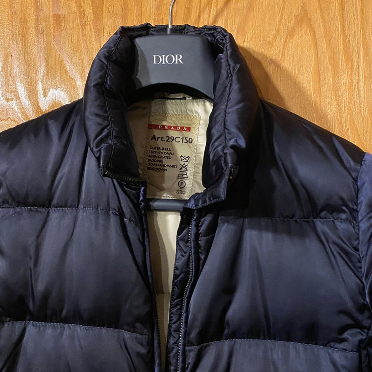 프라다 삼각로고 다운패딩 정품 판매합니다.--5