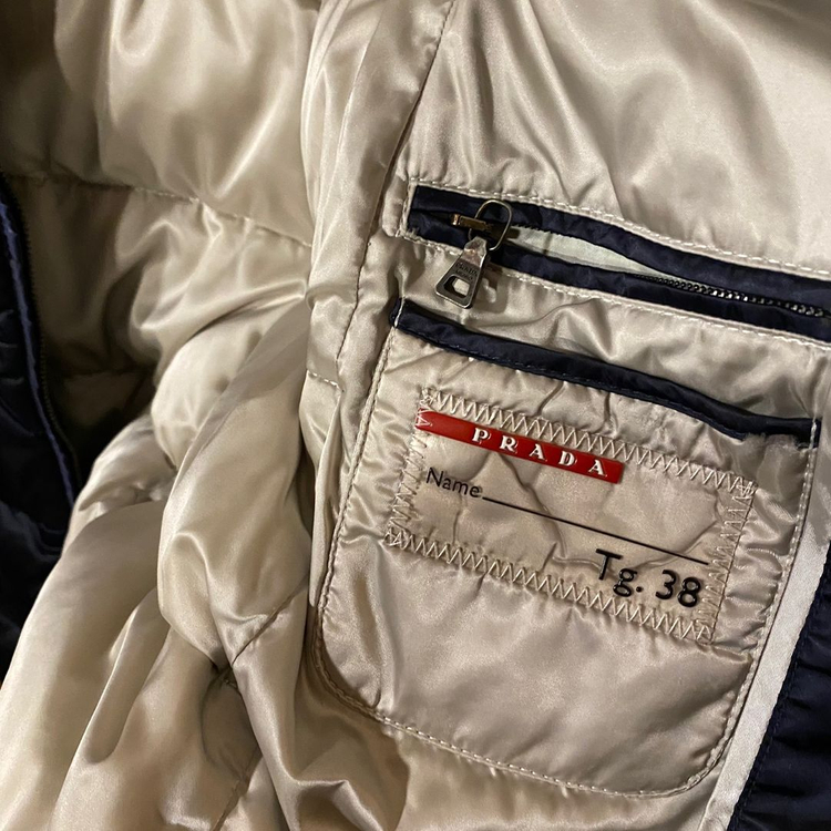 프라다 삼각로고 다운패딩 정품 판매합니다.--6