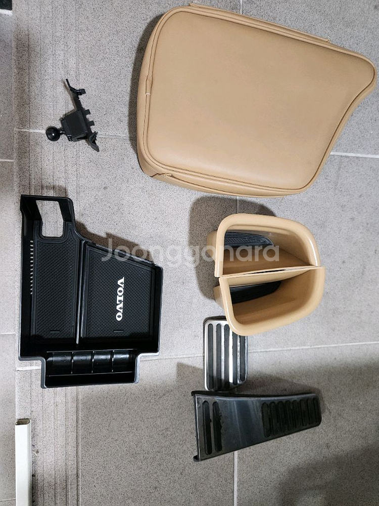 볼보 V90 용품(콘솔쿠션,휴대폰거치대,콘솔트레이등등)--0