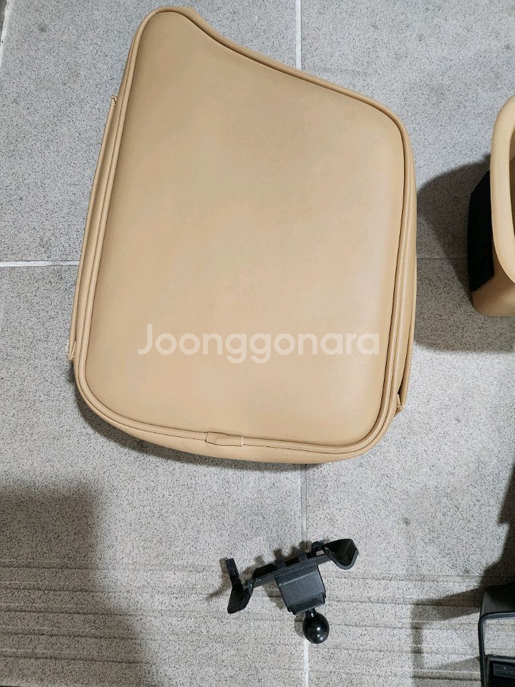 볼보 V90 용품(콘솔쿠션,휴대폰거치대,콘솔트레이등등)--1