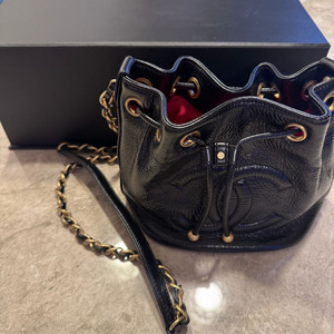 샤넬 드로스트링 버킷 크로스백