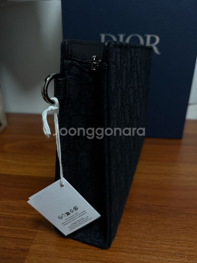 디올 Dior A5 트라이앵글 파우치 블랙 새상품--1