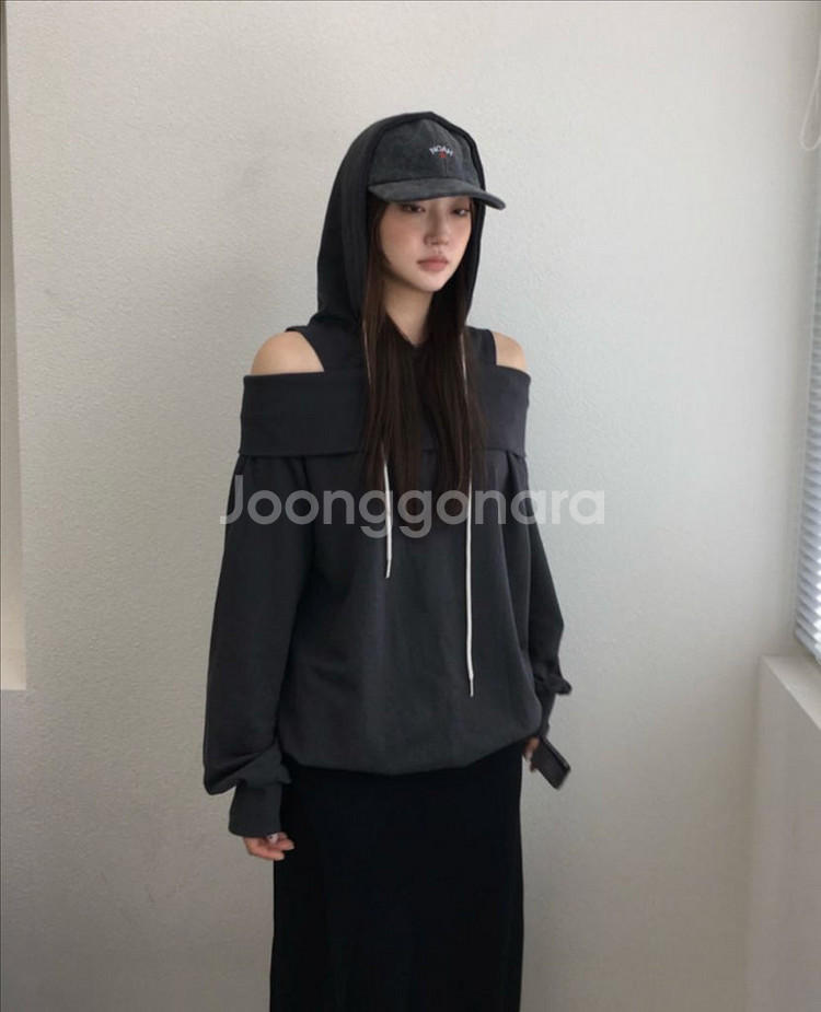 오프숄더 후드티 차콜--0