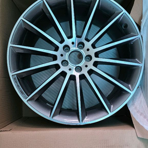 25년식 벤츠 gle 21인치 휠 한짝 팝니다(뒷바퀴)