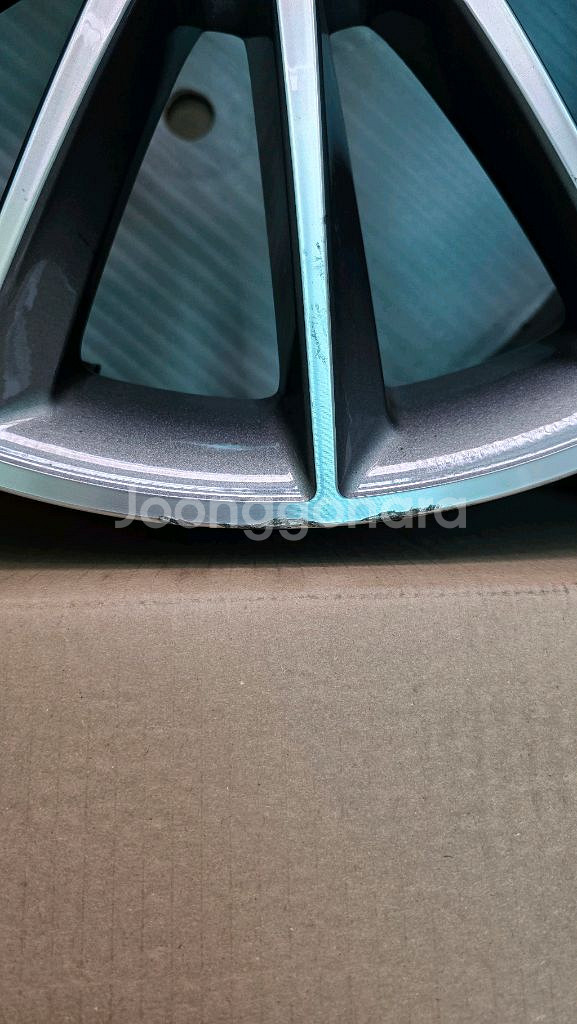 25년식 벤츠 gle 21인치 휠 한짝 팝니다(뒷바퀴)--1