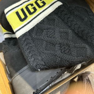 UGG 스웨터레터 240 사이즈 새상품 판매핮니다