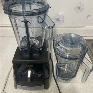 바이타믹스 A2500i 블랙색상입니다(컨테이너2개)