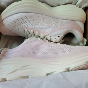 호카 본디8 여성 240mm 베이비핑크 새상품