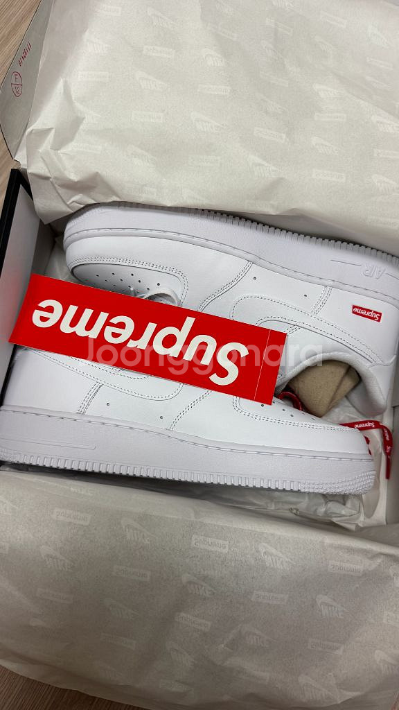 새상품) 나이키 x 슈프림 에어포스 1 로우 화이트 2--1