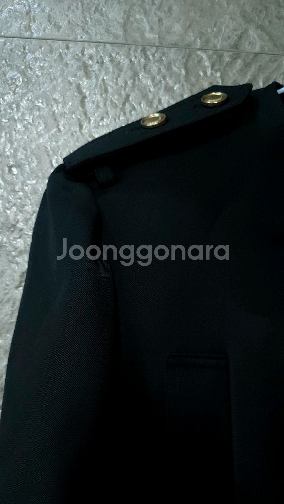 럭키슈에뜨 10주년 에디션 블랙 금장 버튼 크롭 자켓--2