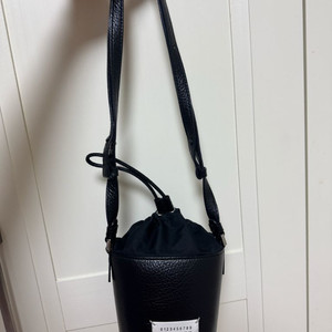 마르지엘라 버킷백