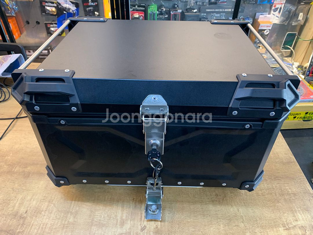 탱크솔리드 알루미늄 탑박스 80L 풀블랙 판매합니다.--0