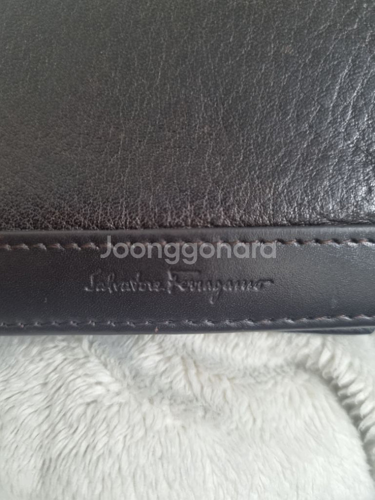 살바토레 페라가모 반 지갑--7