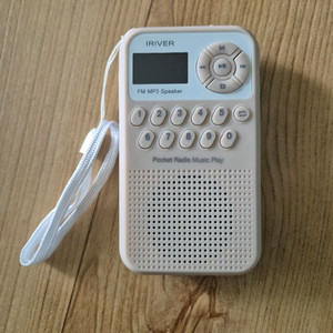 아이리버 휴대용 미니 라디오(IRS-C202