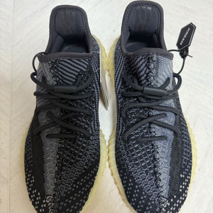 아디다스 이지부스트 350 V2 카본