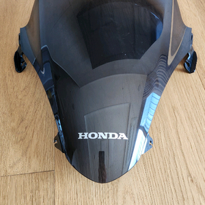 20년식 PCX125 순정 쉴드 팝니다.