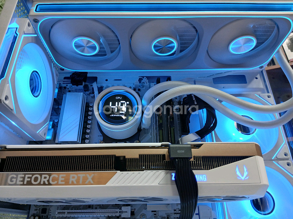 미사용 ) 9800X3D & RTX5070TI 컴퓨터--4