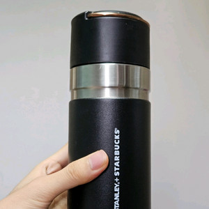 스타벅스 SS 블랙 앤 골드 스탠리 보온병 500ml