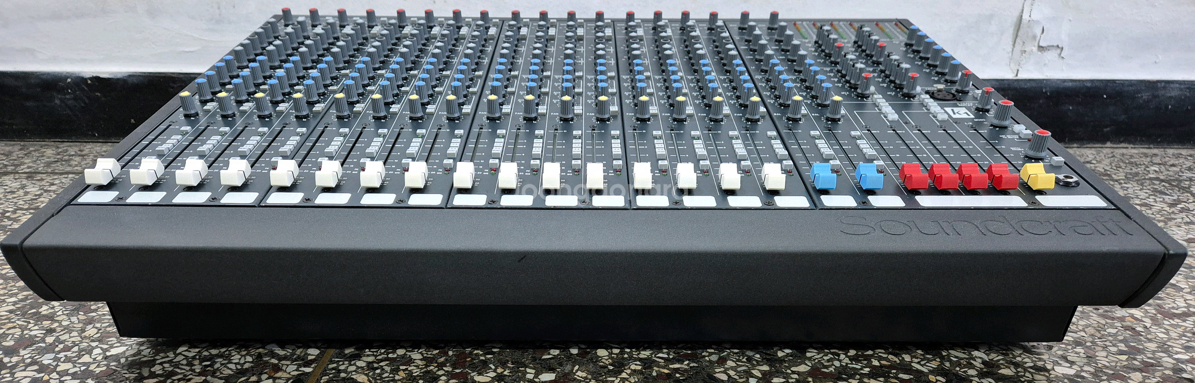 사운드크래프트 SoundCraft K1 16채널 팝니다--1