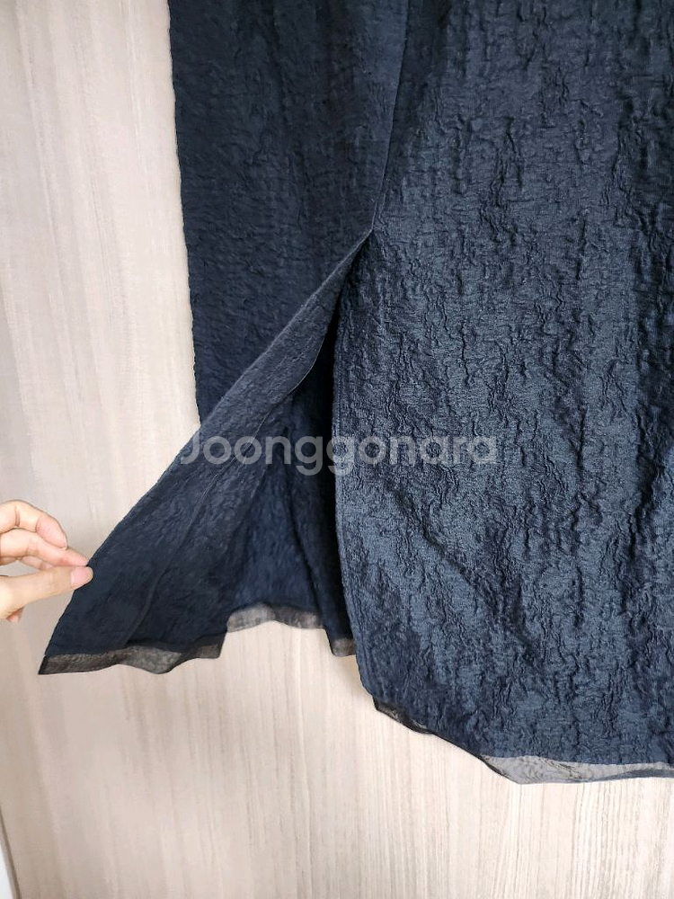 더캐시미어 시어서커 원턱 백슬릿 스커트--4