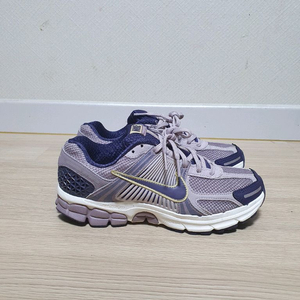 나이키 줌 보메로5 운동화 245