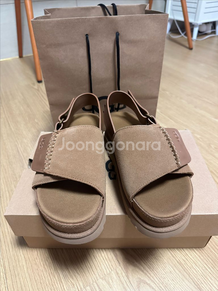 (새상품) 어그 골든스타 하이 슬링백 샌들--1