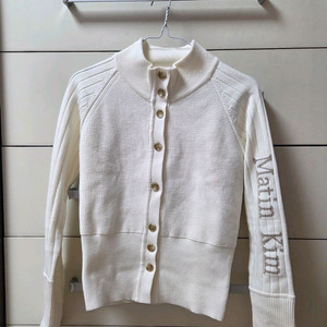 마뗑킴 하이넥 슬리브 로고 니트 아이보리