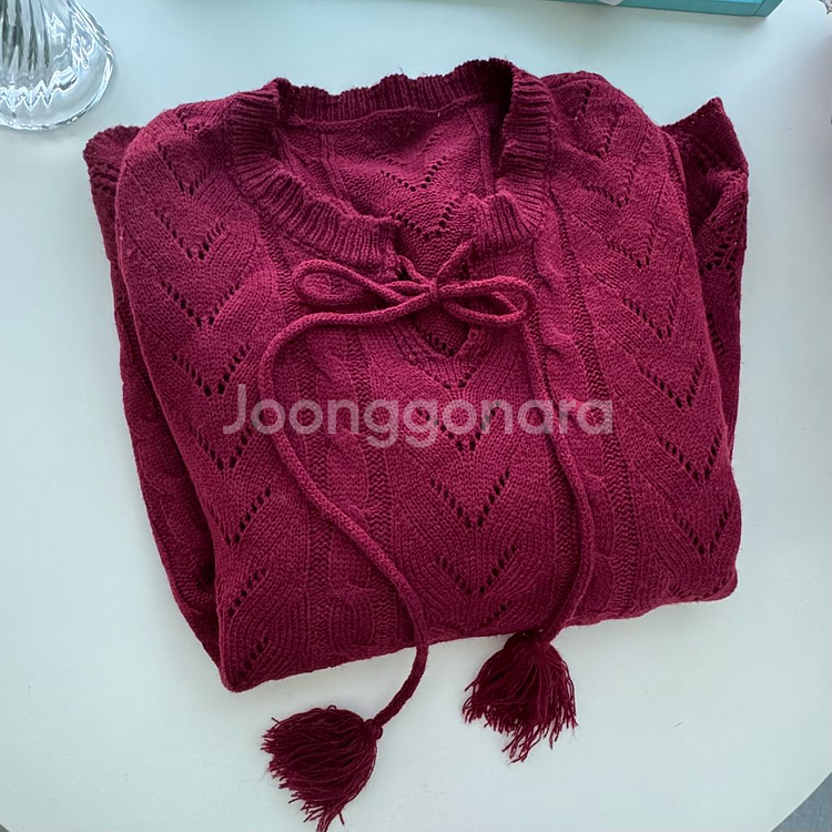 버건디색상 펀칭 니트 긴팔 스웨터 테슬장식--1