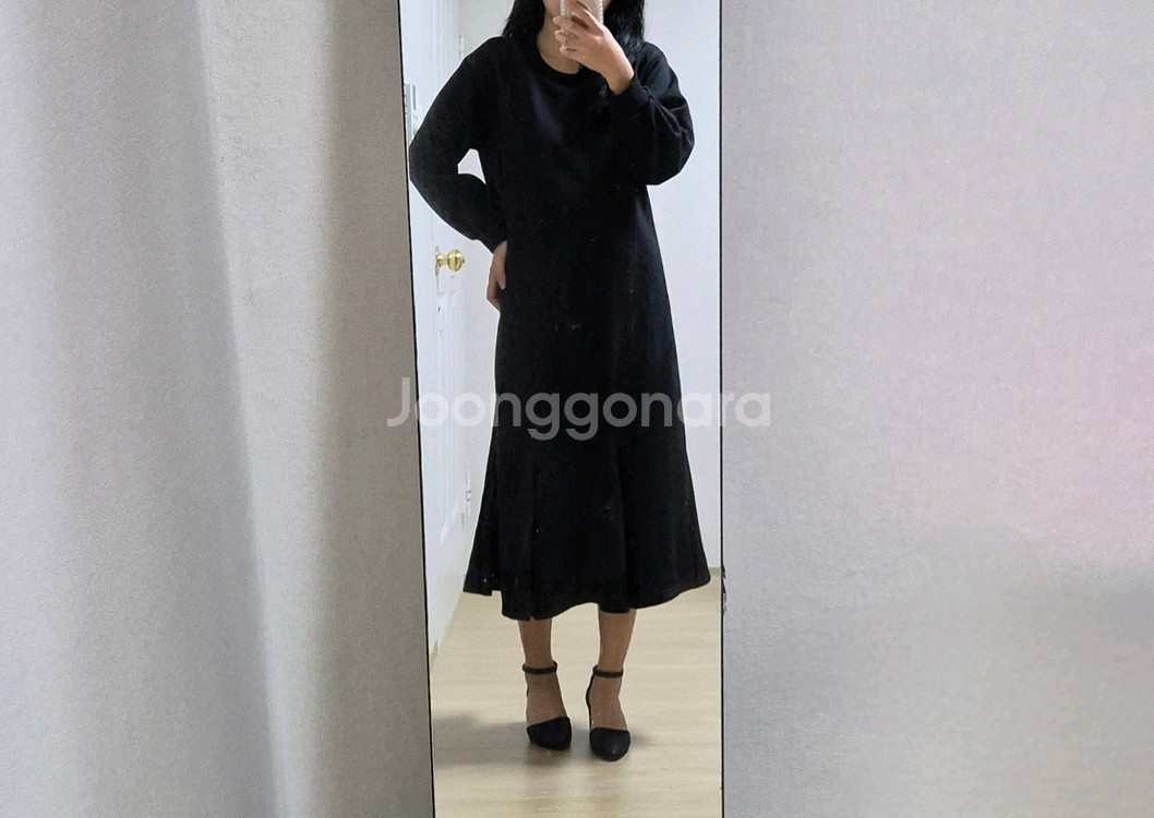 [새상품] 모니카앤아리 라운드넥 기모 플레어 롱 원피스--1