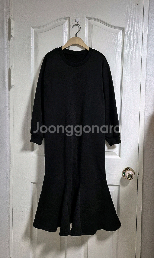 [새상품] 모니카앤아리 라운드넥 기모 플레어 롱 원피스--2
