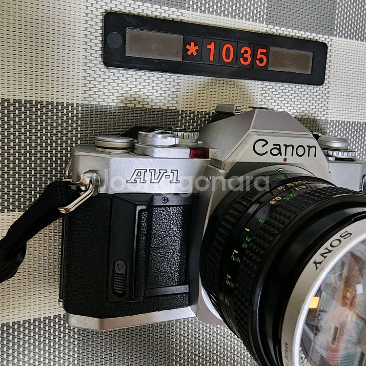 캐논 AV-1 블랙바디 1.8 단렌즈 필름카메라--1