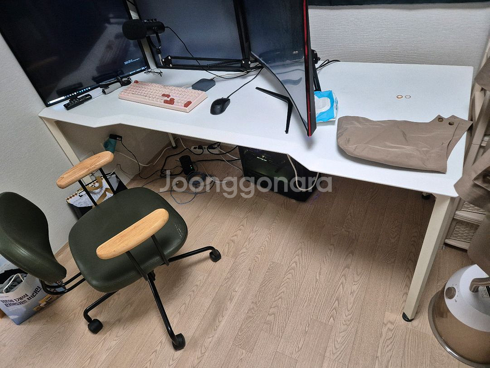 듀얼 모니터용 화이트 컴퓨터 책상 1800 팝니다--0