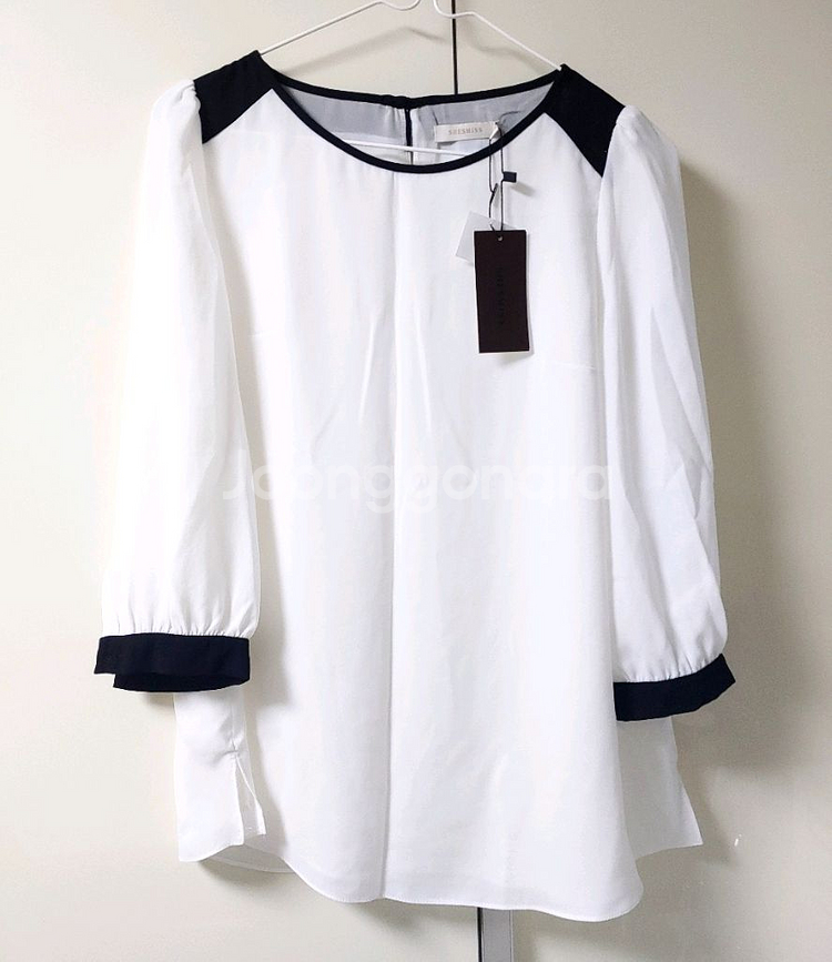 (새상품) 쉬즈미스 배색 블라우스--2
