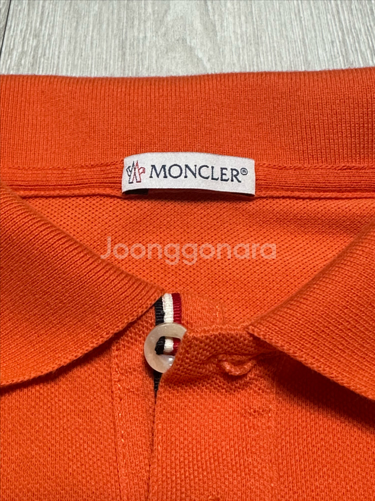 몽클레어 오렌지색 남성 반팔 폴로셔츠입니다--2
