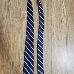 PLACE 브랜드의 네이비색 줄무늬 넥타이