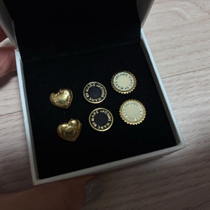 마크제이콥스 로고 스터드 귀걸이