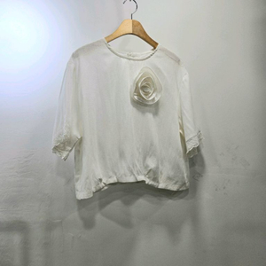 린넨 꽃장식 레이스 디테일 블라우 [동대문고퀄 새상품]